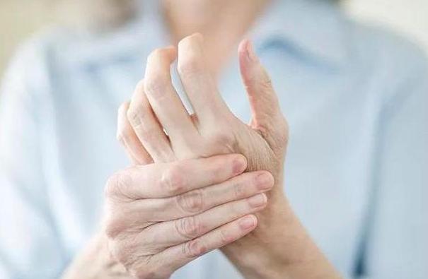 常常“手麻”的人要注意！身体或是出现了4种问题