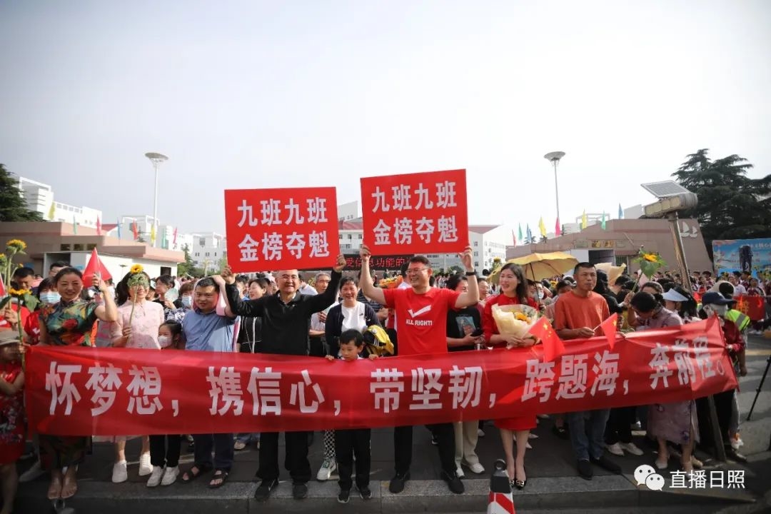 直击2023高考现场暖人瞬间,直击2023高考场外实拍视频