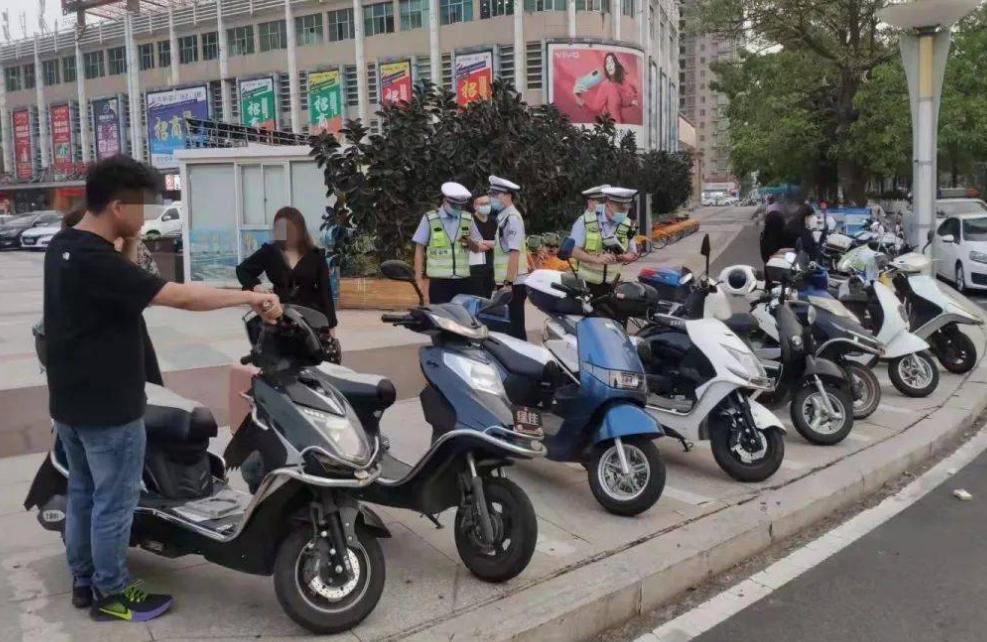 刚拿的c1驾照骑电动车怎么处罚,有c1驾驶证骑电动车违法怎样处理