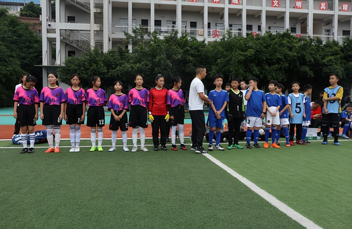 绿茵场的交流,校园足球嘉年华切磋球技促进交流