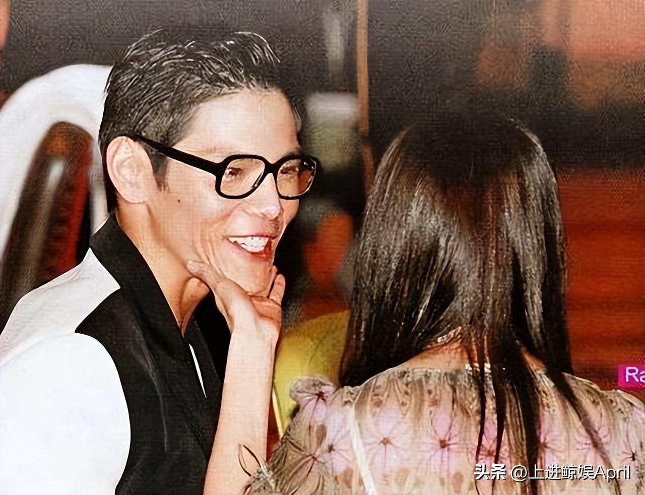 某清纯女星的“哑巴丈夫”，继被*男猛**当众掌掴后，再现剥虾名场面