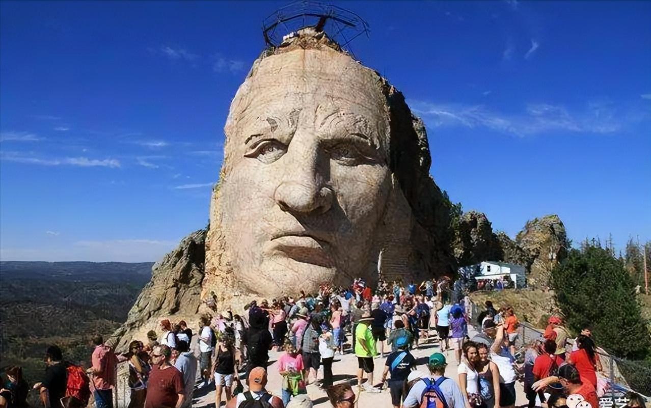 贵州80岁老人隐居深山打造古城,贵州一老人隐居在古堡30年