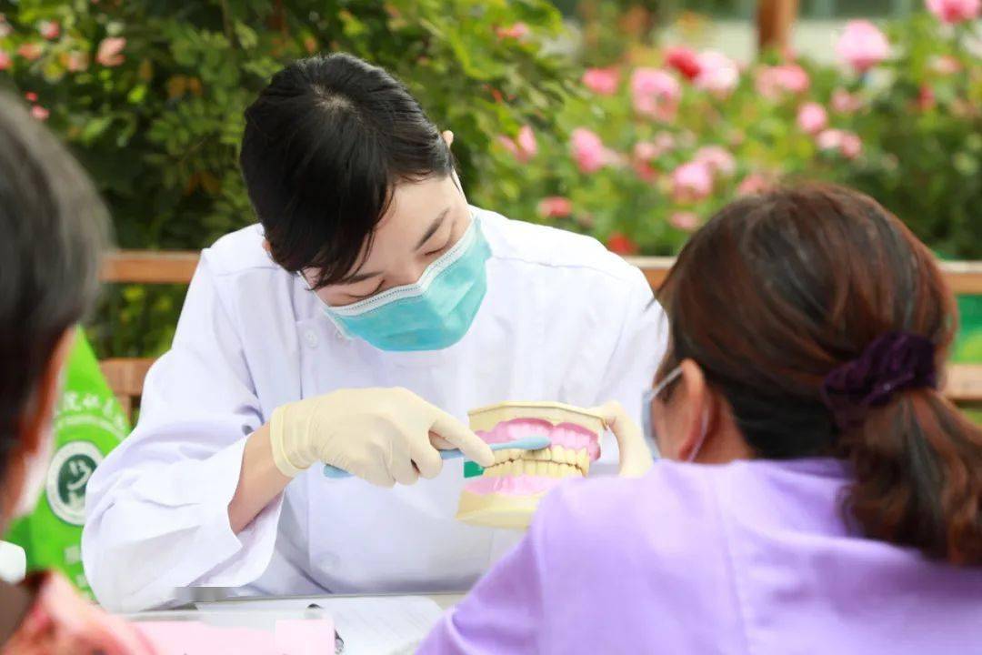 牙齿有了黑三角怎么办,牙齿间出现了黑三角怎么处理