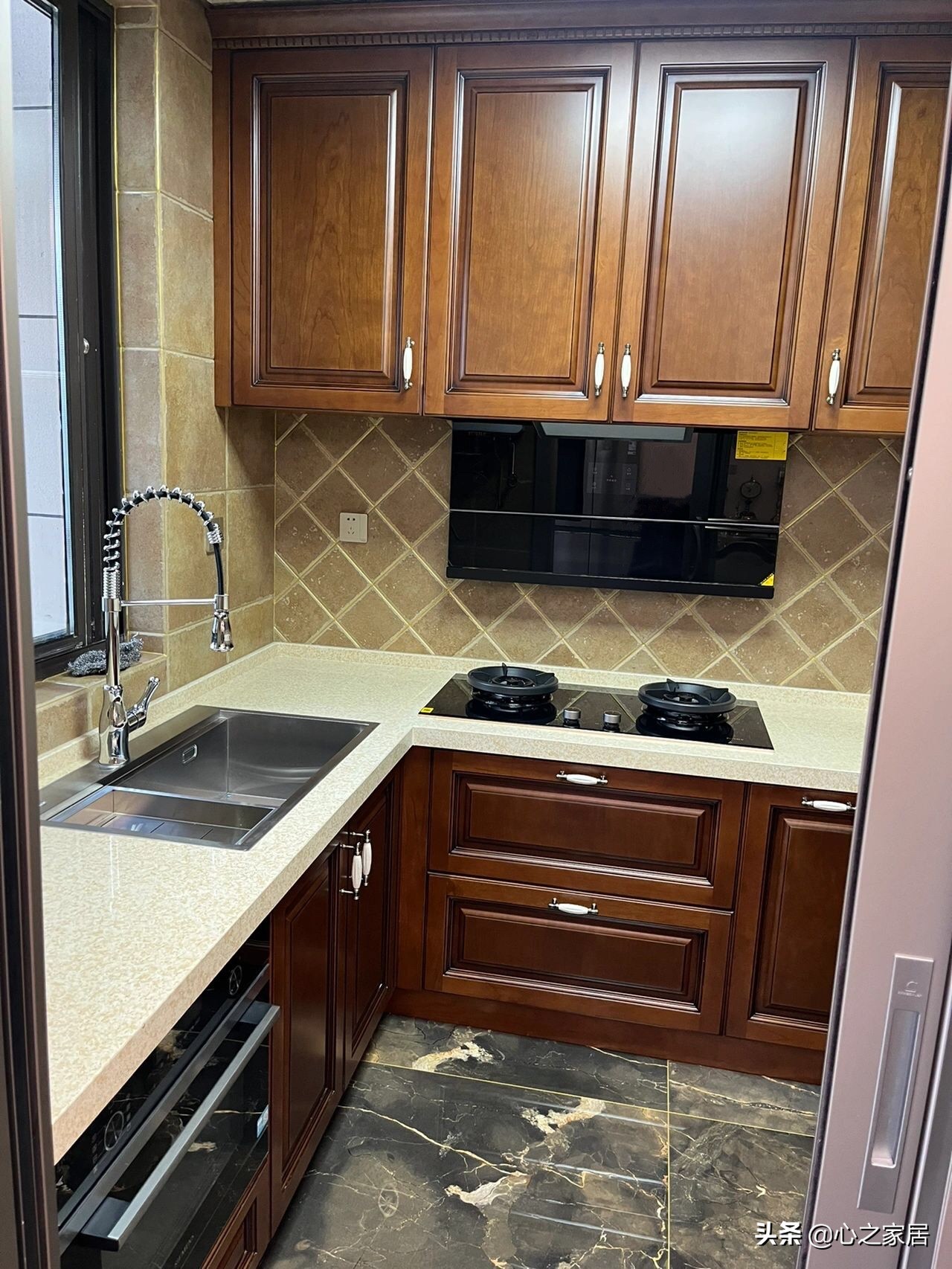 美式挑空栏杆装修效果图,美式装修风格过道全屋效果图