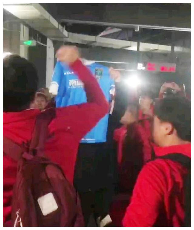 海港球迷高举南通球衣挑衅！林良铭送王大爷羽绒服李帅祝福老东家