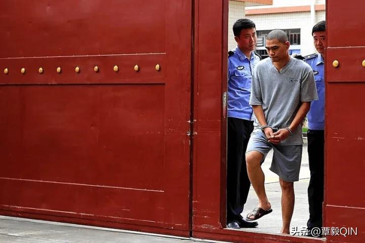 看守所里的犯人需要整天戴手铐吗,看守所里的犯人要家属付生活费吗