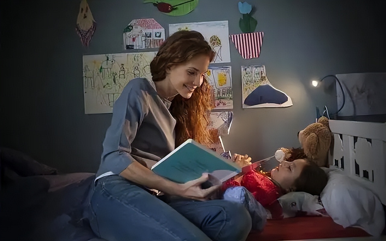 二胎弟弟大哭姐姐马上哄,2岁弟弟哭闹5岁姐姐到军营求助