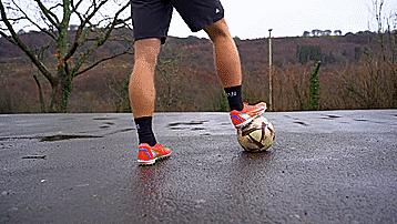 地面花式足球,花式足球技巧之地面舞蹈