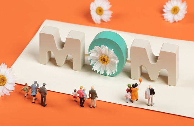 母亲节：邻居嘲笑我没有女儿陪伴，没想到我揭开她的秘密。