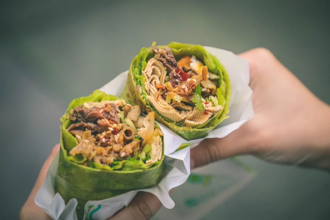 武汉90后小伙变身卖煎饼，夜市摆摊2年买房开奔驰