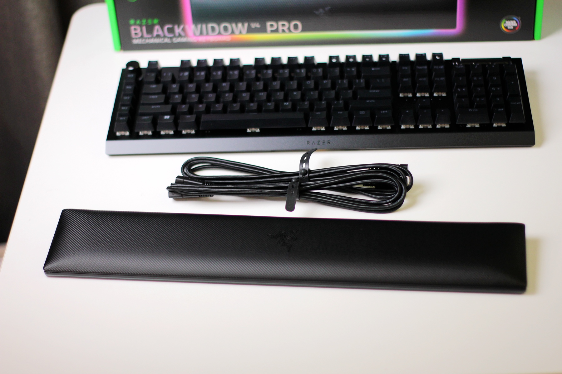 雷蛇黑寡妇蜘蛛幻彩版键盘测评,雷蛇键盘黑寡妇v4专业版测评