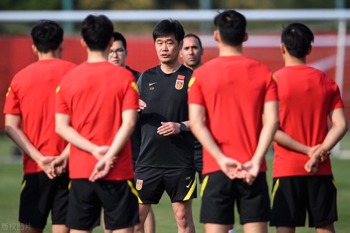 国足惨败后包机回国,国足回国无球迷接机无媒体采访