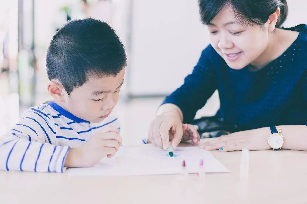 小学生看漫画书有什么坏处,小学孩子沉迷漫画应该怎么办