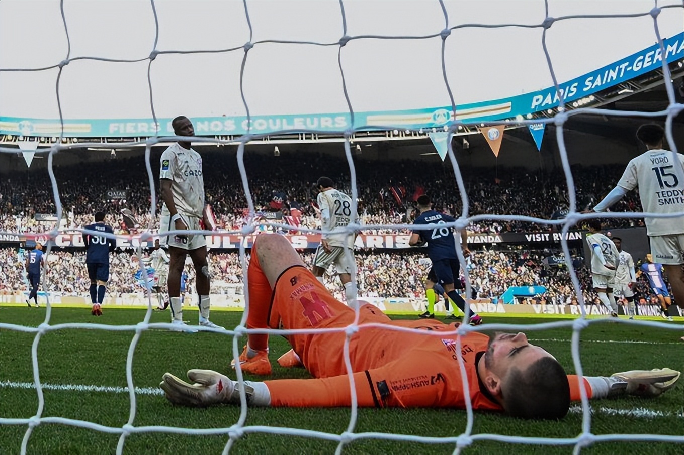 梅西点赞世界纪录,梅西任意球绝杀蓝十字中文解说