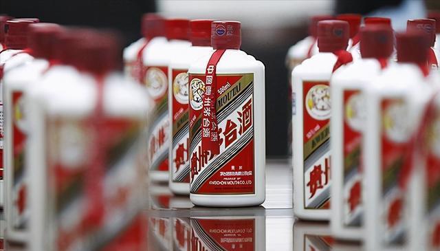 茅台酒的包装简单却比较奢侈,茅台酒真有那么值钱吗