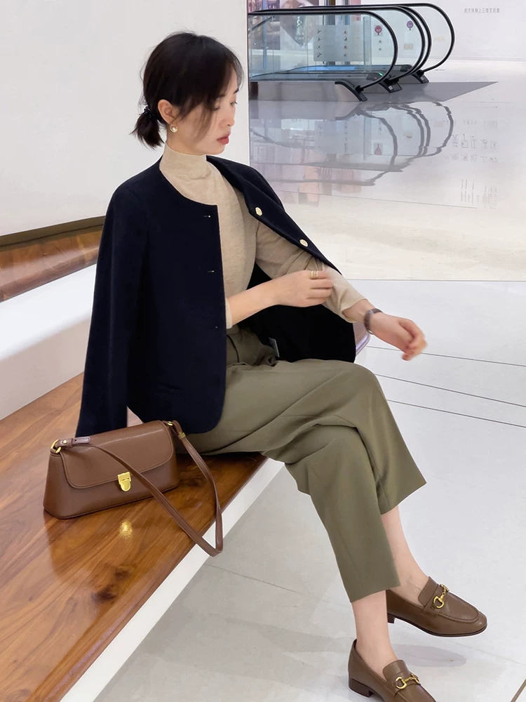 短正式小西装怎么搭配好看,小西装适合搭配什么样的内搭