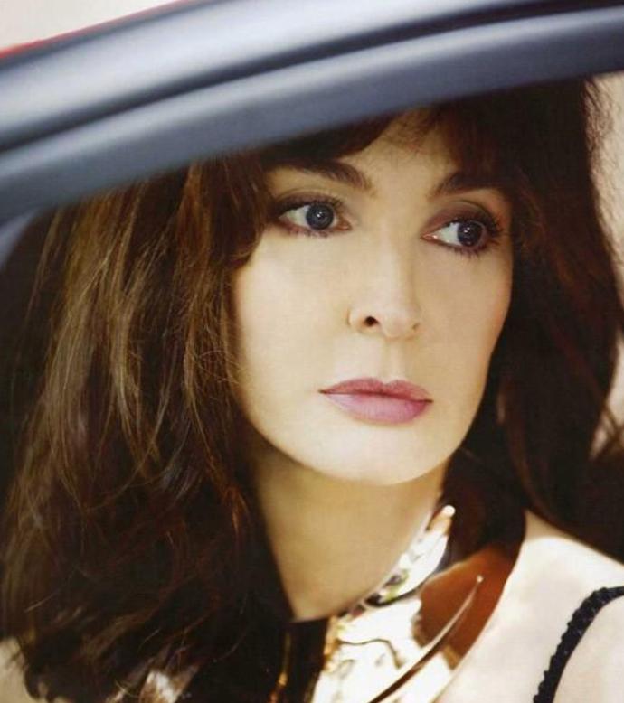 娶了巩俐的雅尔，曾有个漂亮的未婚妻，对方正是法国女神阿佳妮