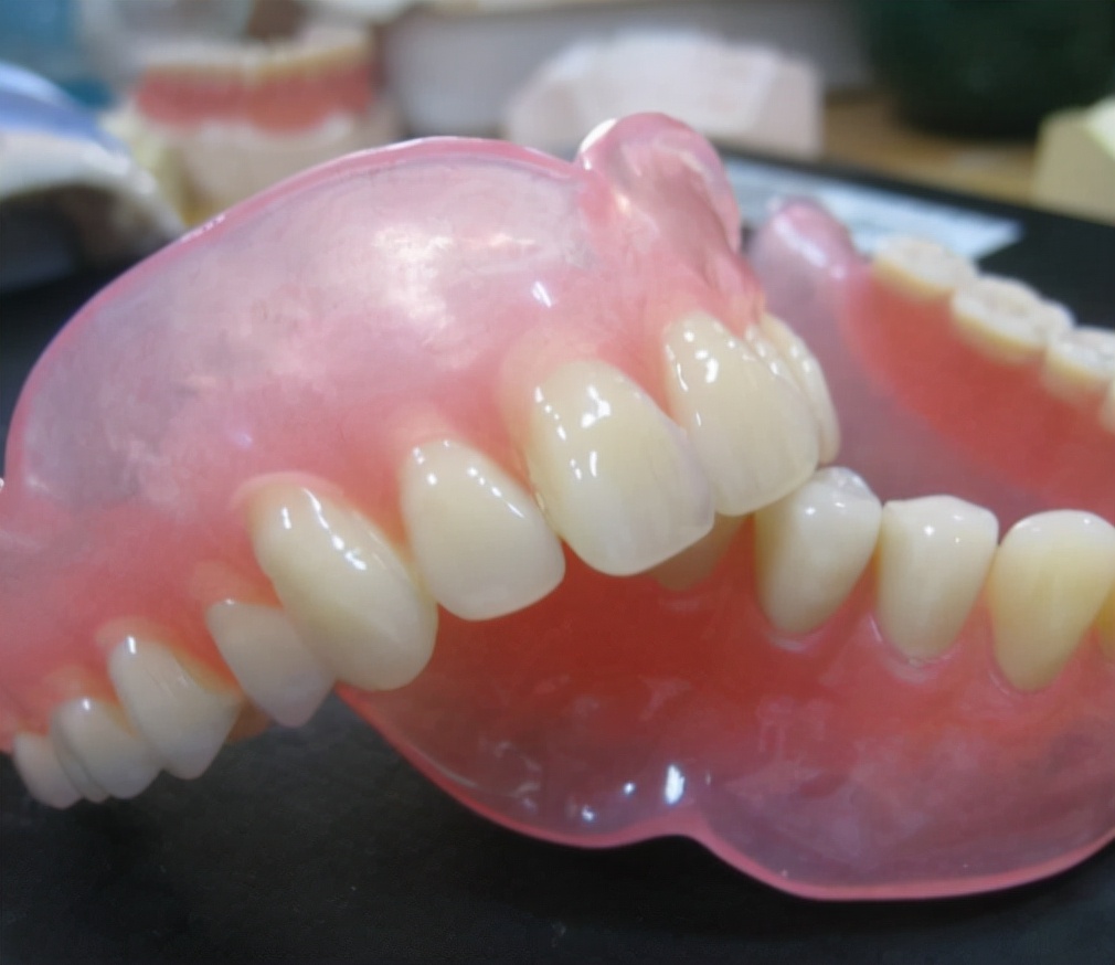 老年人佩戴活动义齿不舒服咋办？这两个问题不能忽视