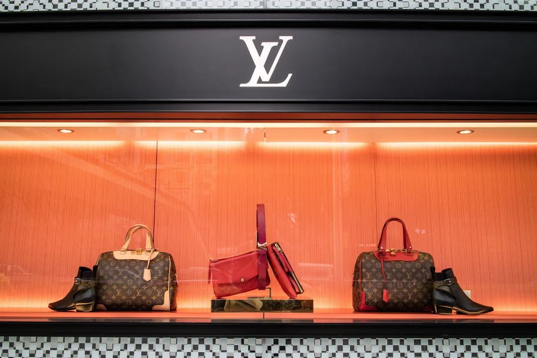 晚买一天多花5000，LV门店排长龙，谁在抢购涨价的奢侈品？