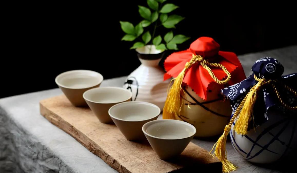 两男子当场喝茅台,两男子飞机上喝茅台