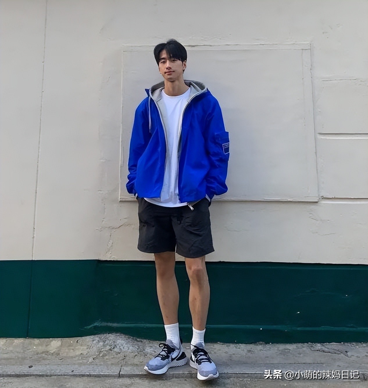 男人过了30岁就别穿衬衫,男人怎么穿t恤配修身牛仔裤