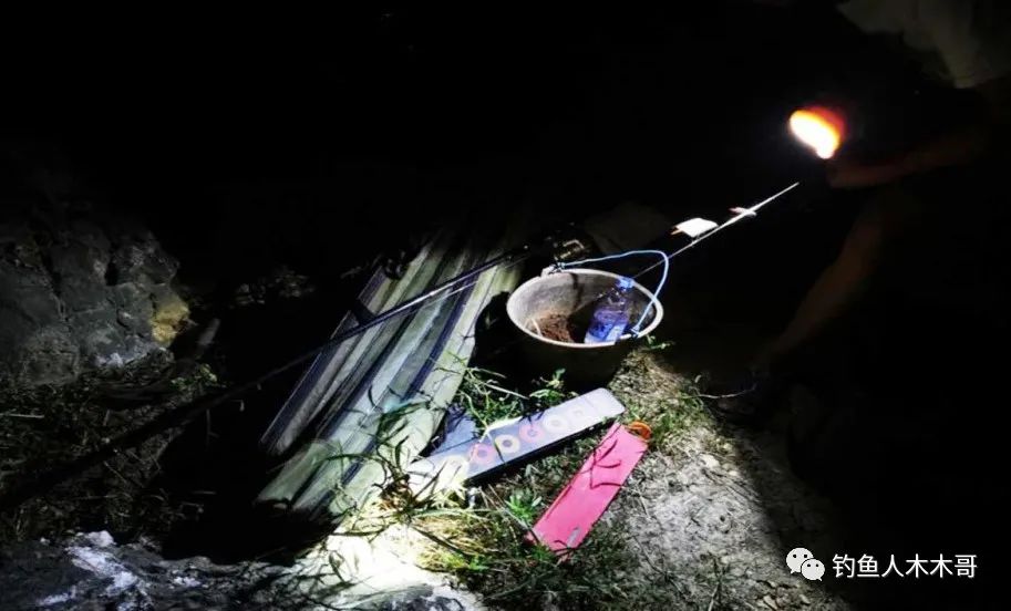 兄弟俩半夜在深潭中钓上一条死鱼，道公：水里有“脏东西”在作怪