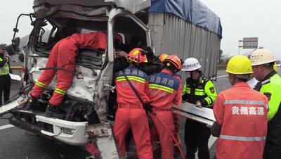 货车追尾致司机被困消防成功救援,高速货车追尾消防紧急救援视频