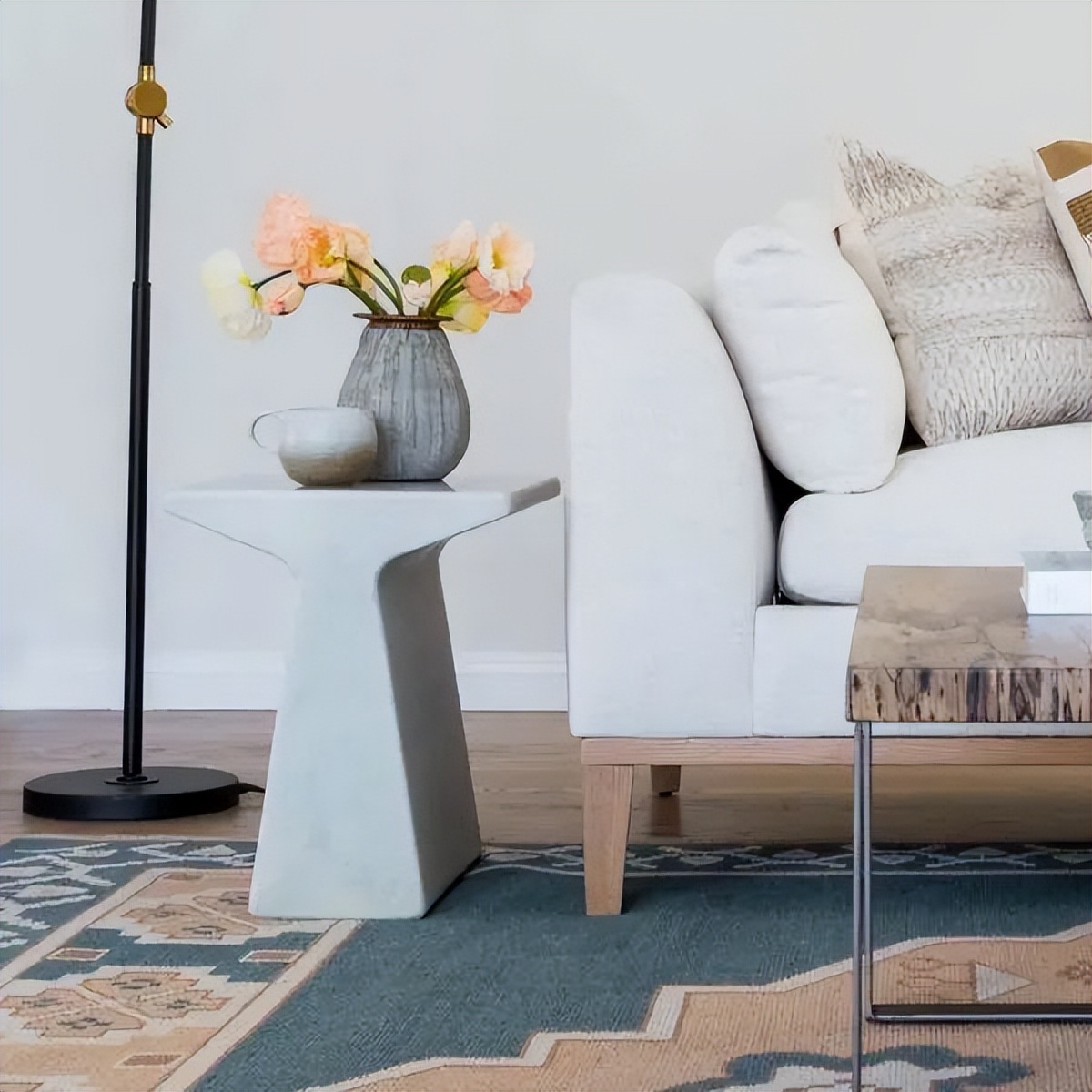 嚯!这满屏的白色边桌,兜住细节的高级感,引网友点赞!