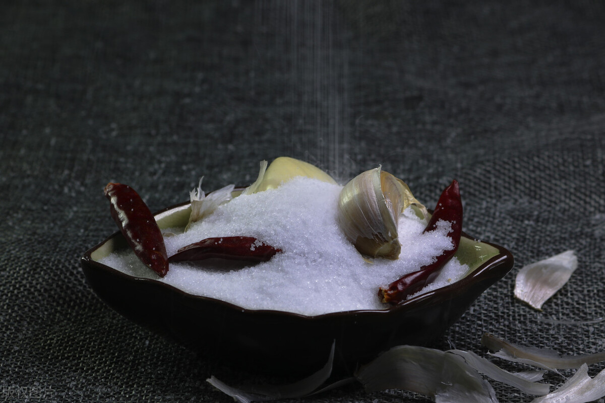 做菜盐放多了怎么补救啊,烧菜盐放多了太咸怎么处理