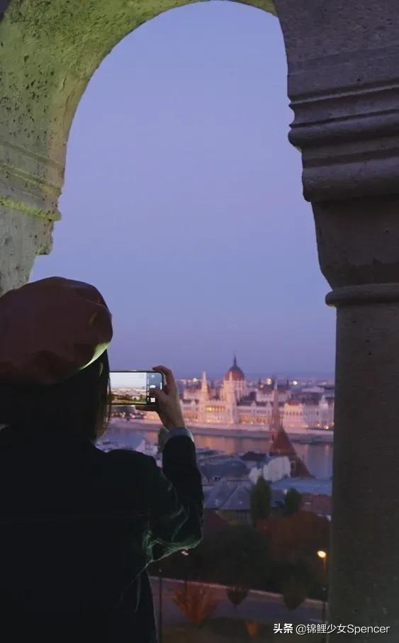 我在布达佩斯，收集了很多秋天送给你