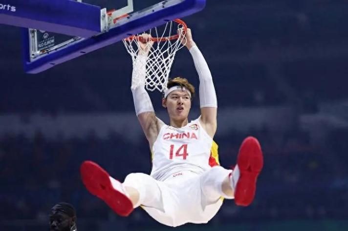 媒体人评王哲林,美女记者霸气回击