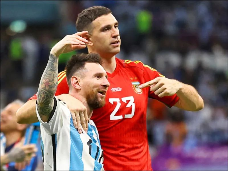 梅西与大力神杯擦肩而过,梅西背后的阿根廷