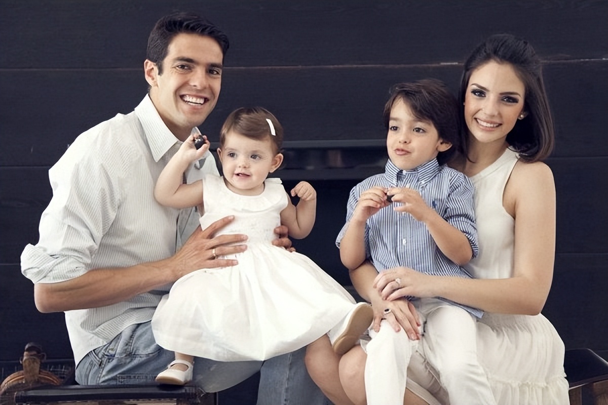 卡卡和梅西的关系,卡卡和前妻谈恋爱视频