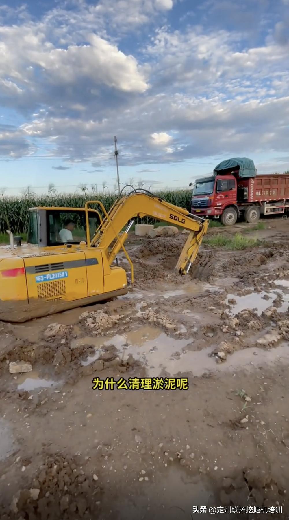 挖机一旦掉进淤泥里面是很难开出来的,那怎样才能把它开出来呢?