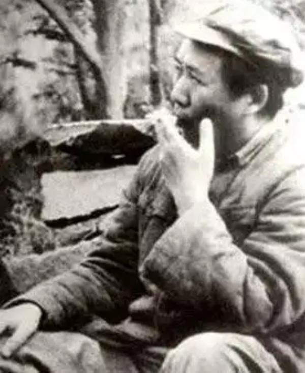 毛主席与香烟:烟瘾很大,晚年独爱贺龙推荐的“132”雪茄烟