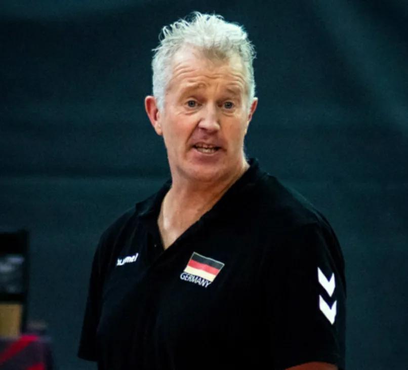 蔡斌给王媛媛的拦网鼓掌,蔡斌提到李盈莹和王媛媛