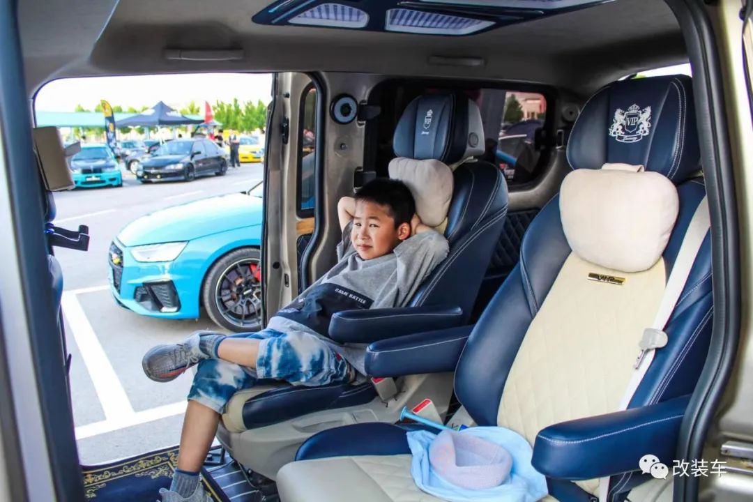 五菱荣光v七座变四座,五菱荣光v新款五座