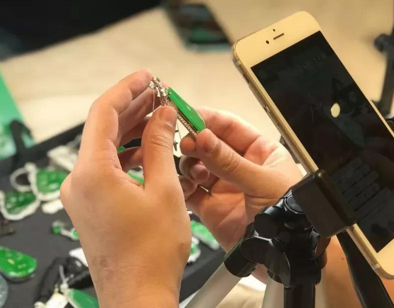 看翡翠直播被骗200万！这种“赌石”直播不能信