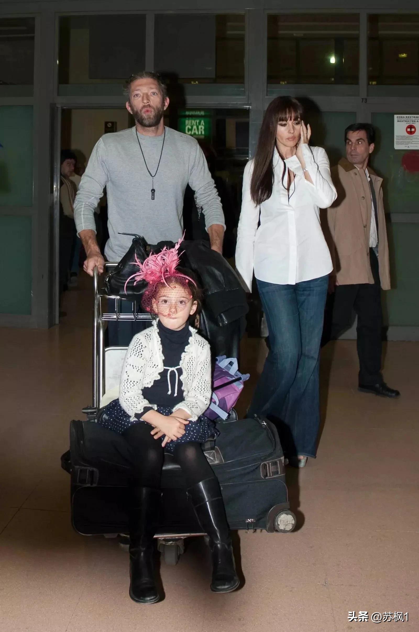 在我没有告诉你她爸妈是谁之前，你觉的她这张街拍美不美？