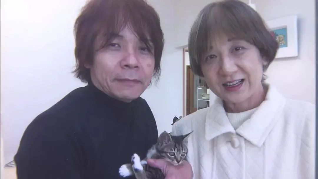 60岁老公突然变女人！梳双马尾穿短裙高跟鞋，妻子还帮洗内衣...