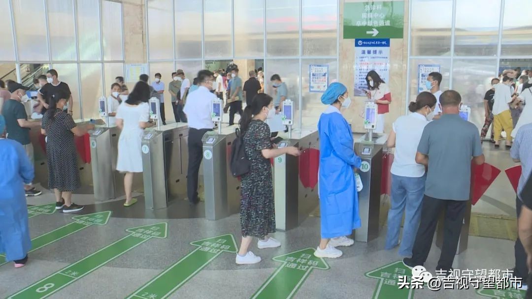 孕妇路边突然临产男孩救助,孕妇出现早产迹象众人接力救助