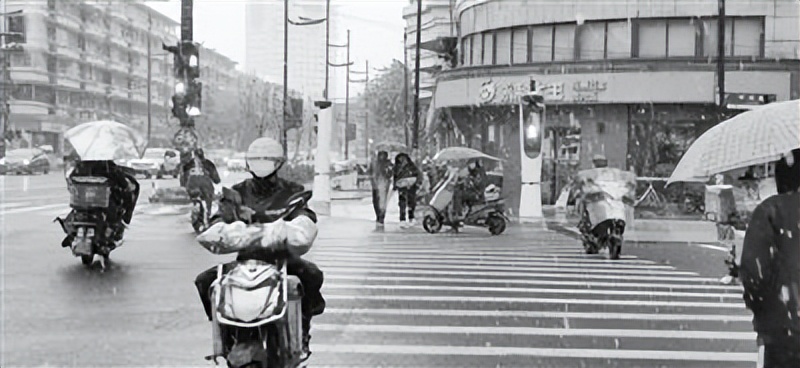 气温逐步降低冬季羽绒服迎来热销,寒潮带热暖经济极寒羽绒服热销