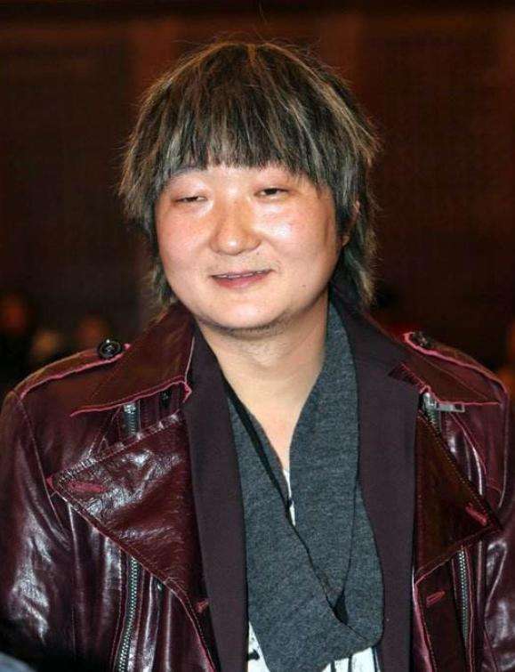 五位长得丑却娶了白天鹅的男星,5位长得丑却娶了白天鹅的男星