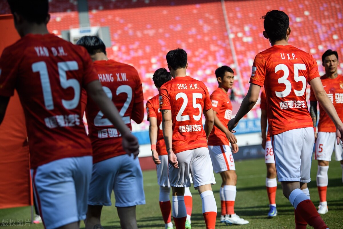 大跳水？薪水降至月入不到5千！中超8冠王成风向标，恒大重拳出击