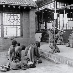 *光脱**犹太人女人衣服，集体*杀屠**，老照片再现变态的纳粹德国！