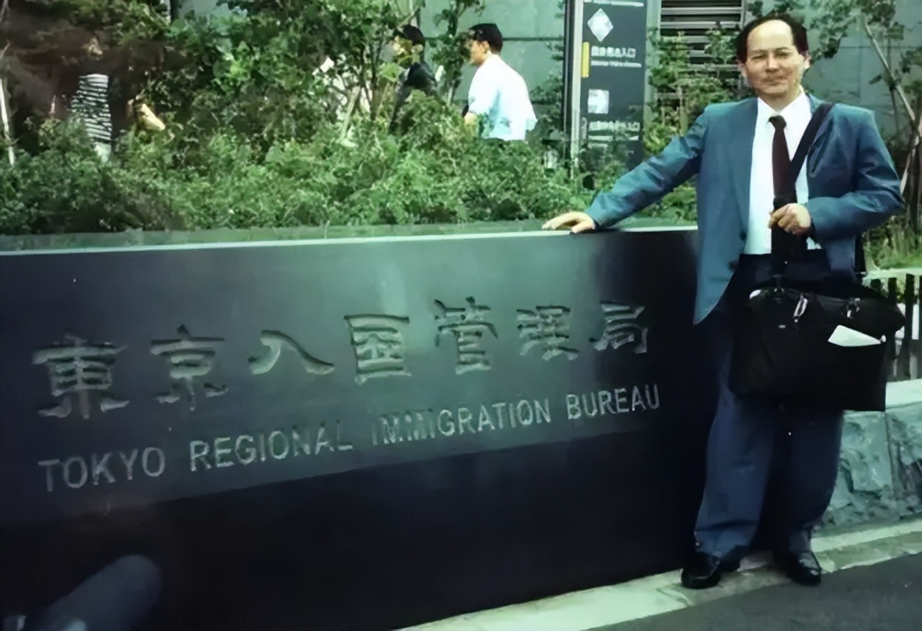 香港90后特效化妆师，移民英国，找不到工作，只能转行成为水电工