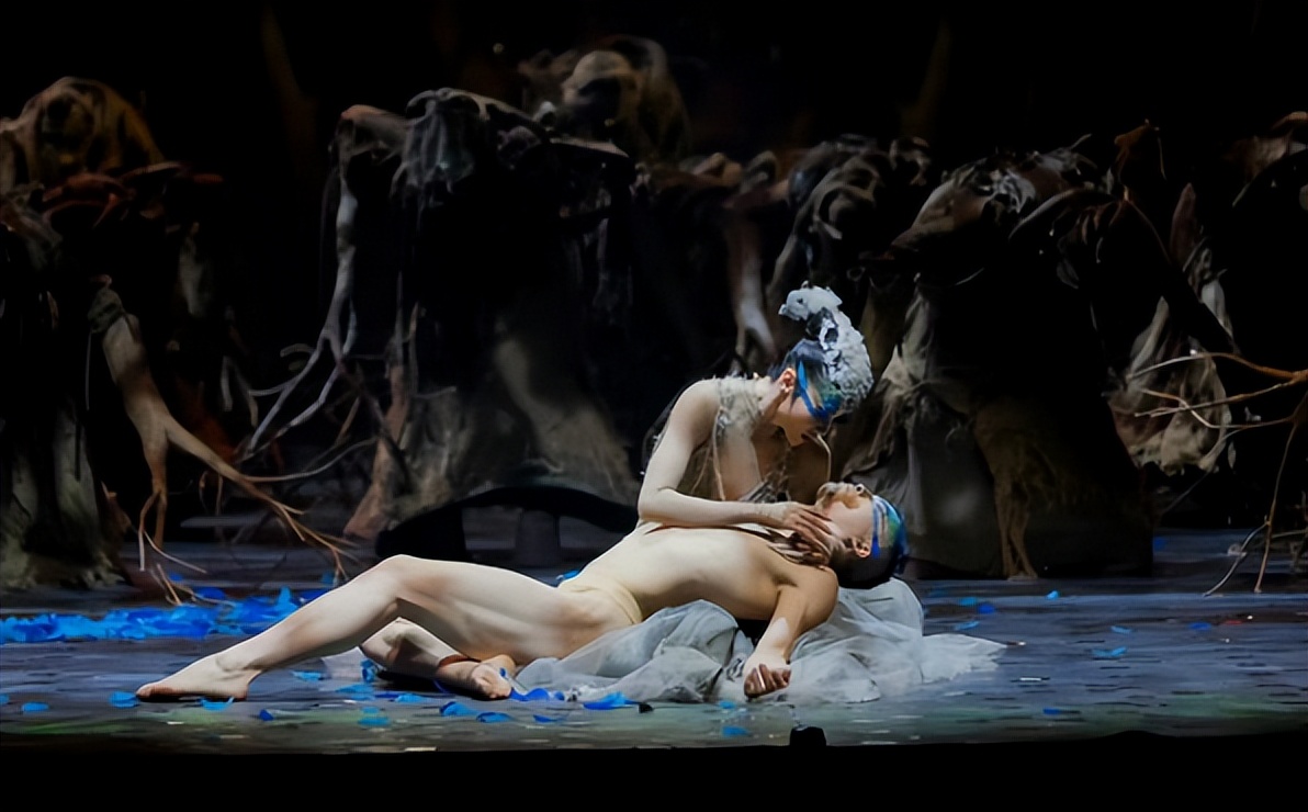 杨丽萍舞蹈再惹争议!女舞者手摸男伴私密部位,场面尴尬疑似低俗