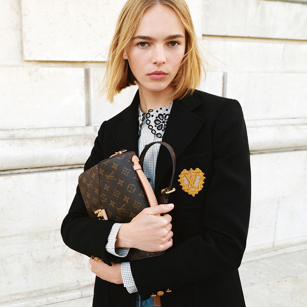 louisvuitton棕棋盘手拿包价格,louisvuitton包包的肩带会硬吗