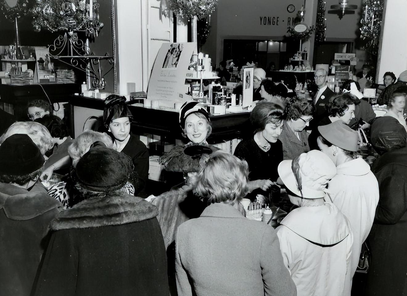 中国姑娘嫁化妆品巨头，身价百亿，各界名流出席，这也有你的贡献