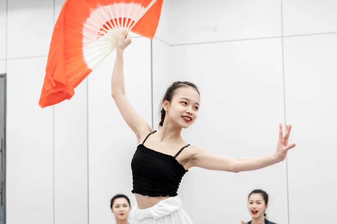 成人舞蹈零基础学什么舞蹈合适,业余舞蹈爱好者如何高效学舞